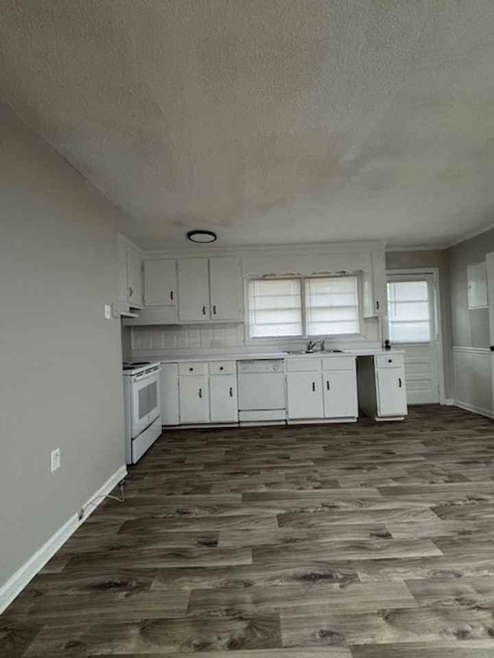 201 Holly Rd - Photo 5 of 18