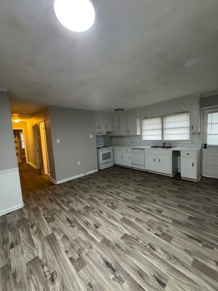201 Holly Rd - Photo 6 of 18