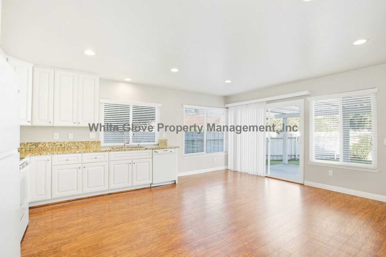3772 Scottsdale Dr - Photo 4 of 16