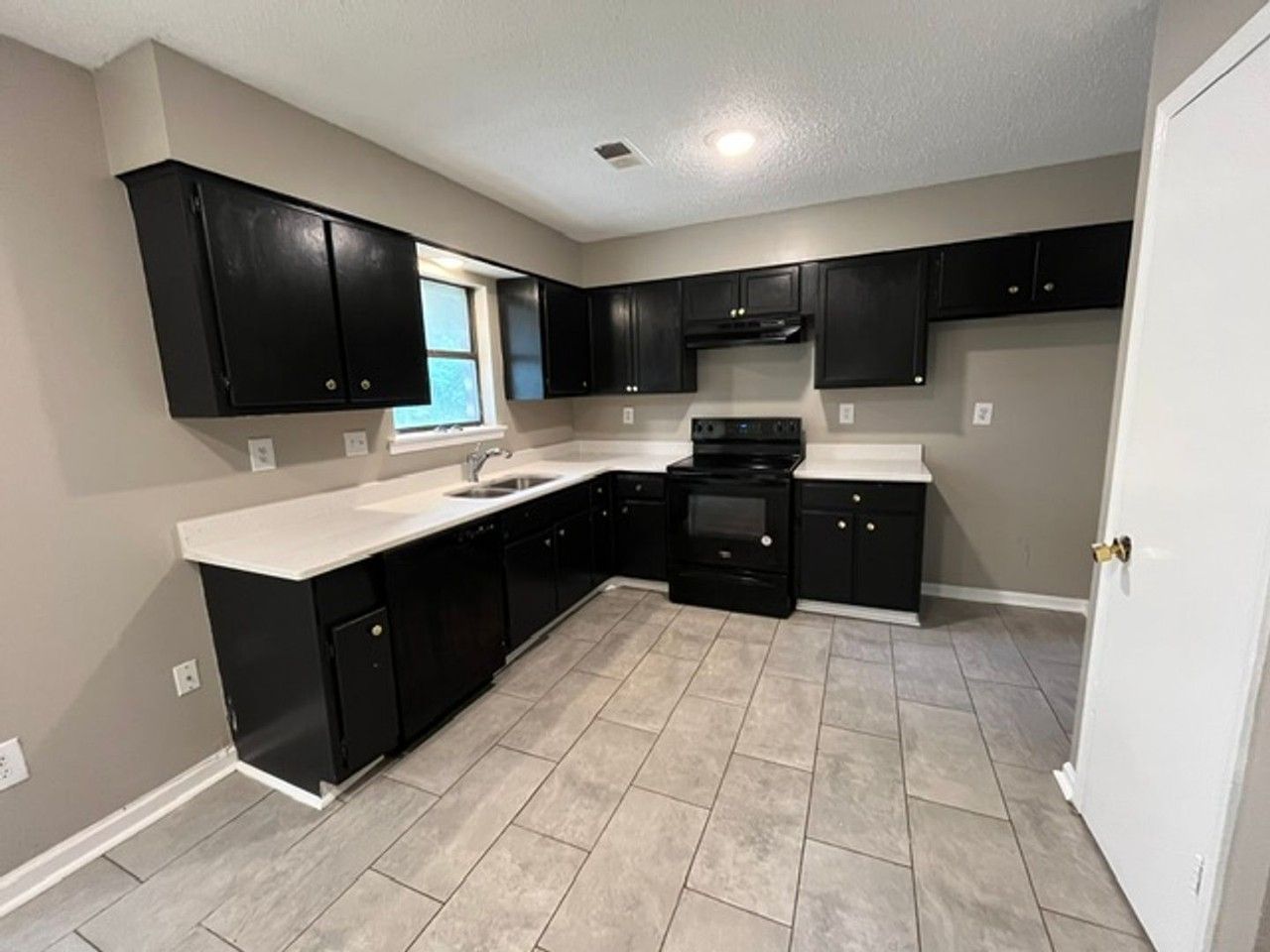 5726 Briarwood Dr - Photo 3 of 10