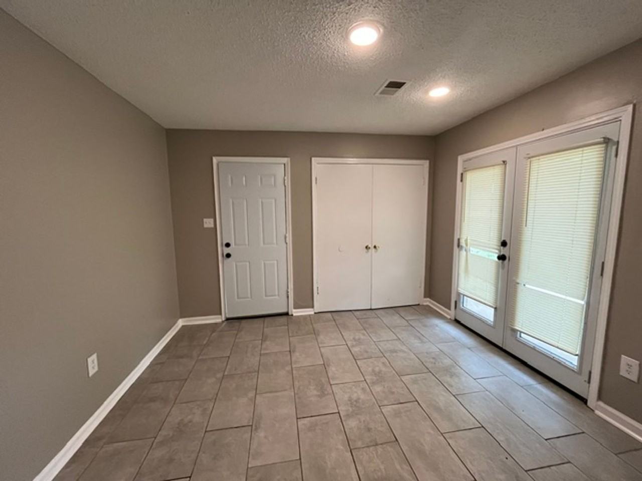 5726 Briarwood Dr - Photo 4 of 10