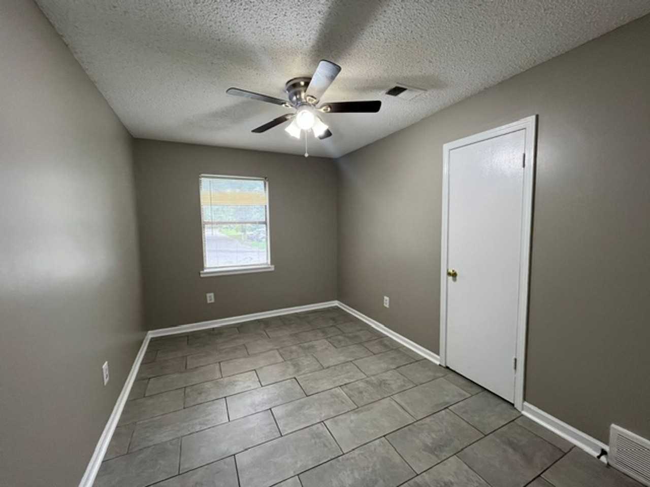5726 Briarwood Dr - Photo 5 of 10
