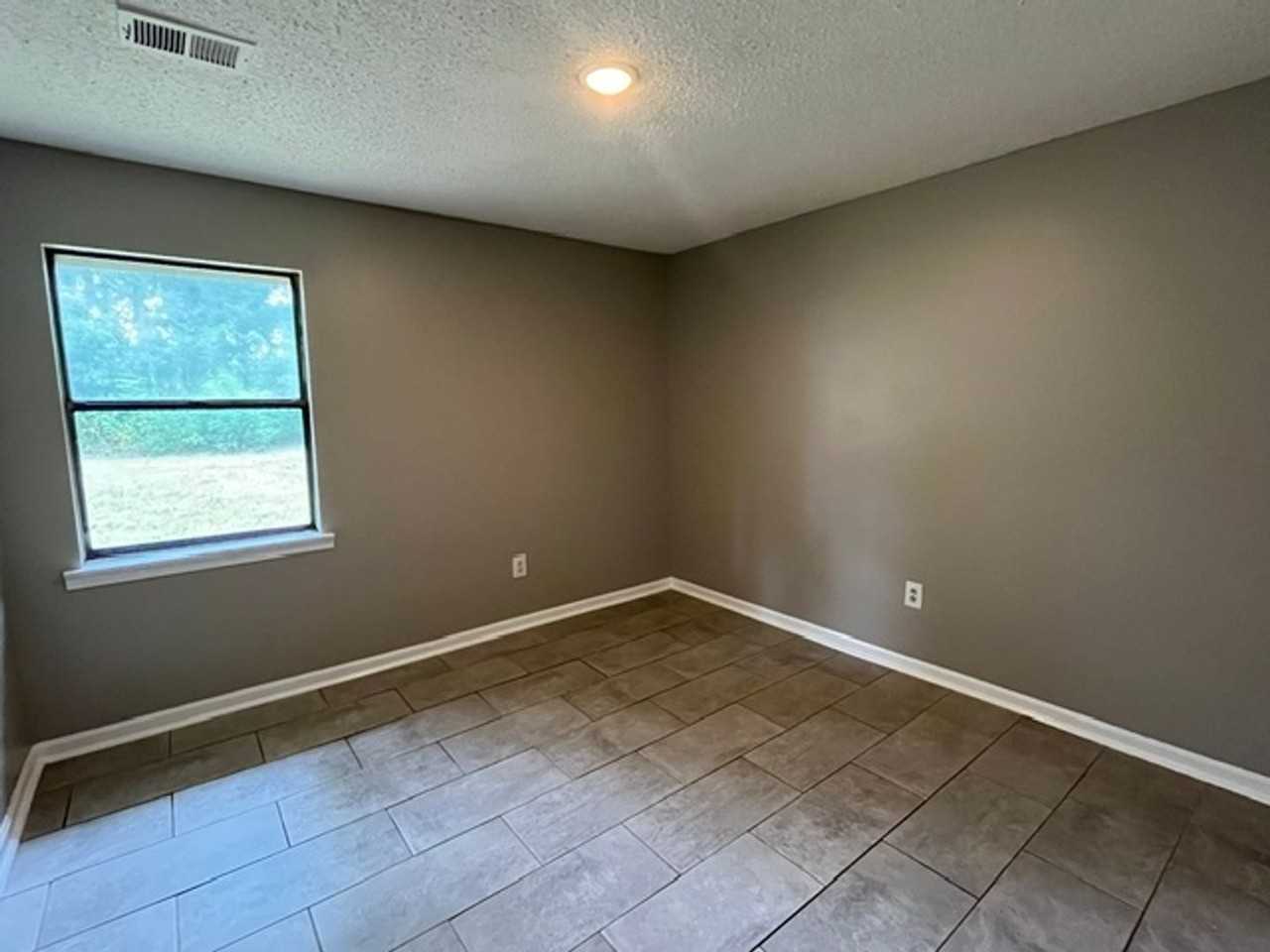 5726 Briarwood Dr - Photo 7 of 10