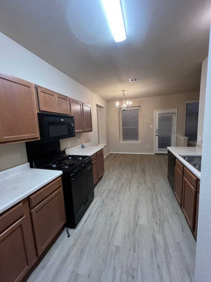 200 Picadilly Dr - Photo 4 of 8
