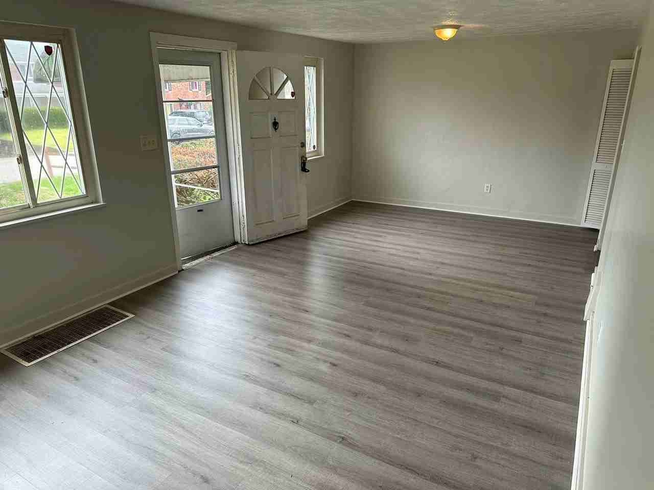 424 Rose Ave - Photo 2 of 9