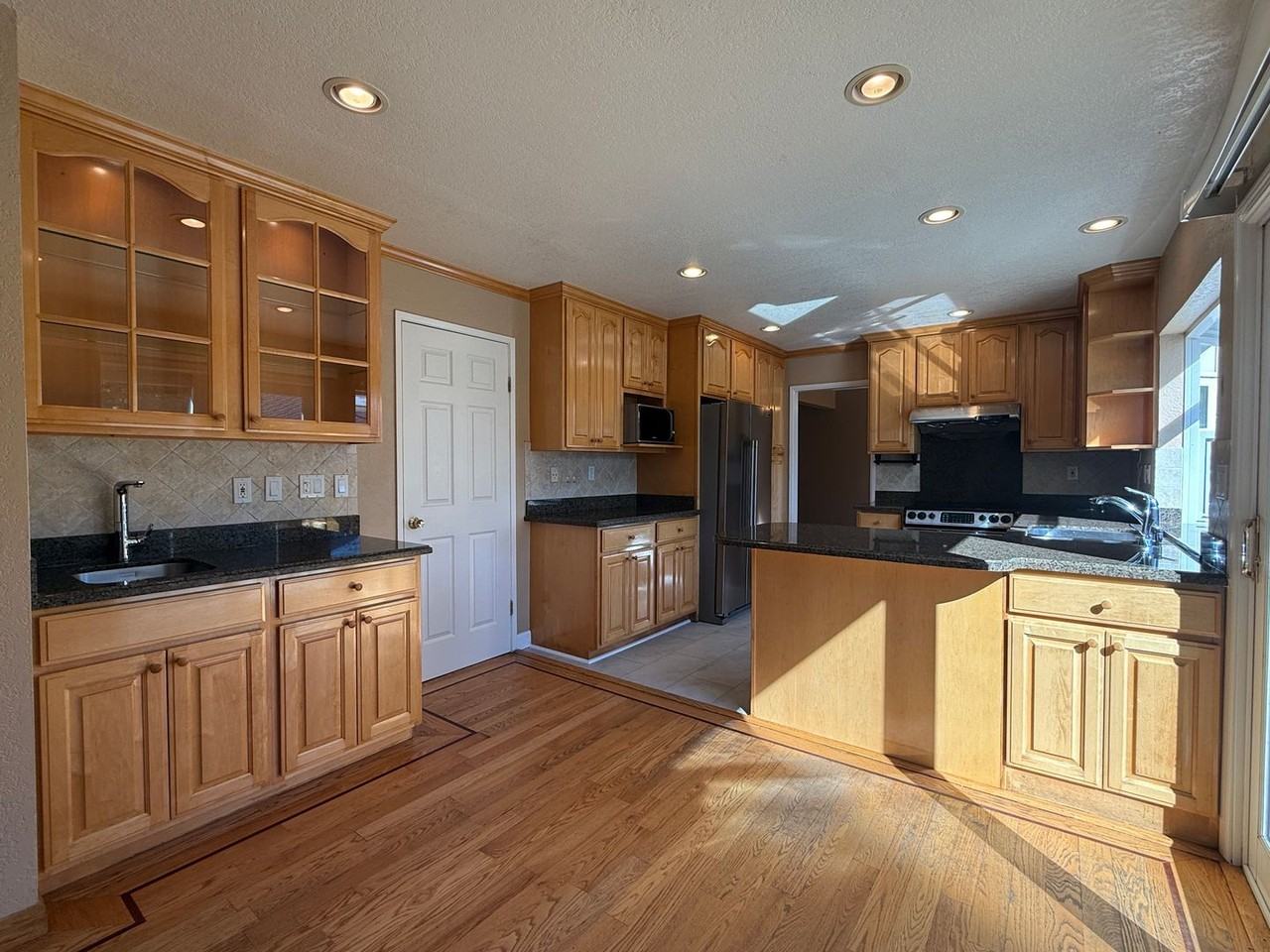 6556 Idlebrook Ct - Photo 3 of 16
