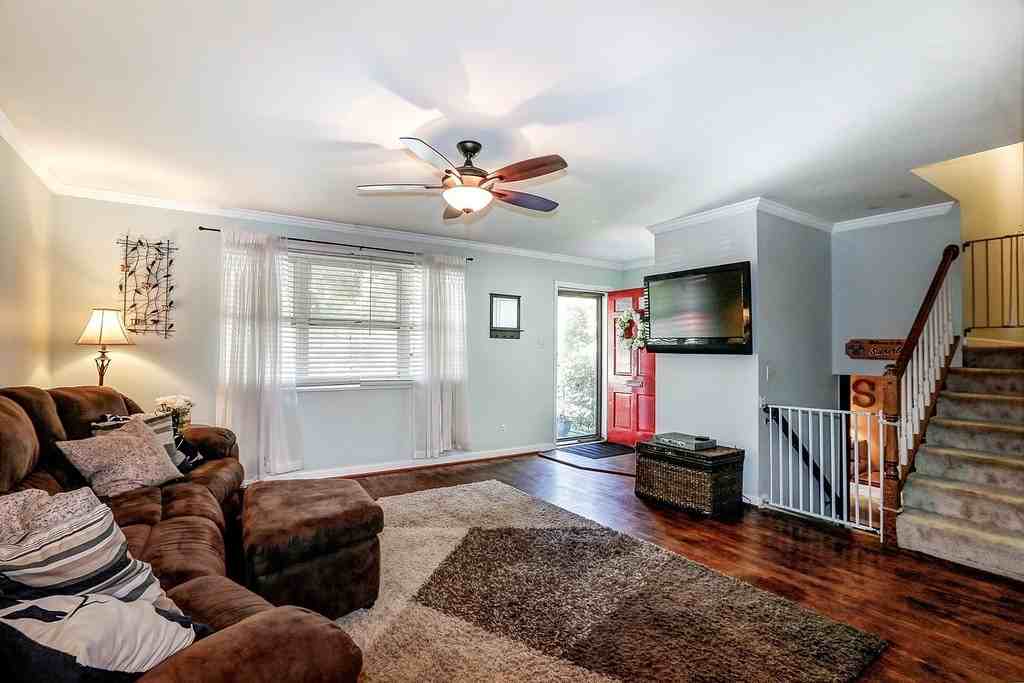 12217 Hunters Ln - Photo 5 of 17