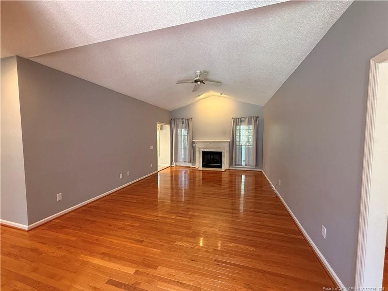 995 Greenbriar Dr - Photo 2 of 19