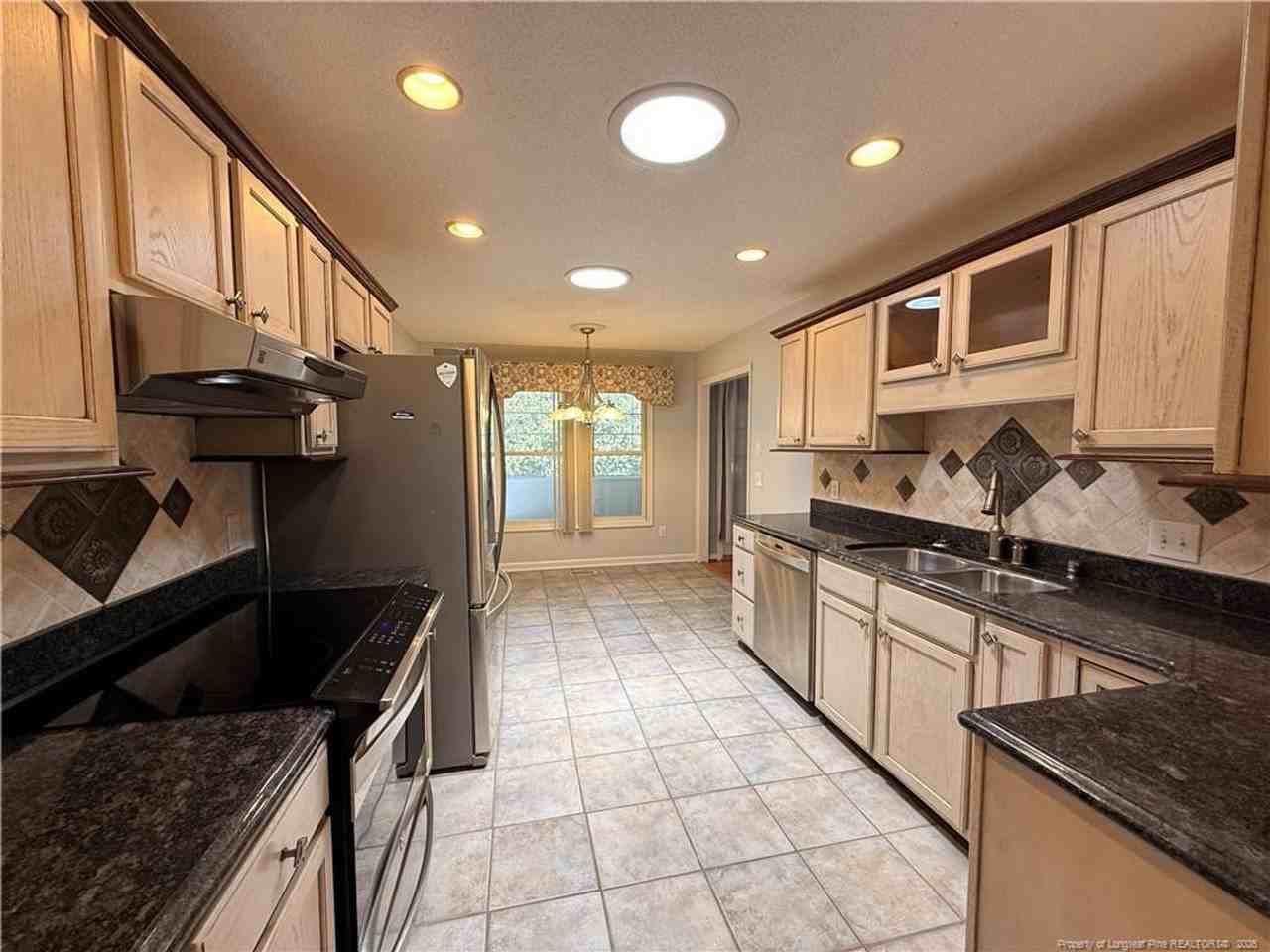 995 Greenbriar Dr - Photo 5 of 19