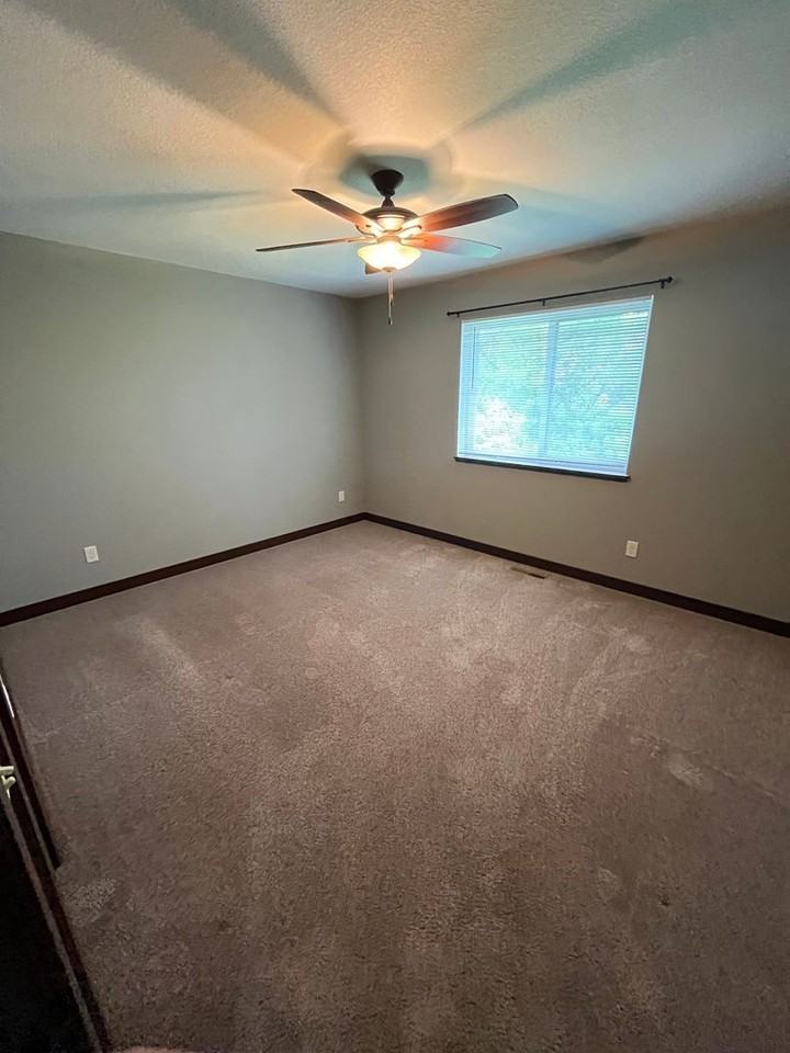 3302 White Oak Ln - Photo 4 of 11