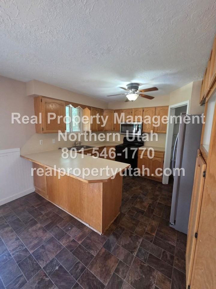 651 W 1060 N - Photo 5 of 21