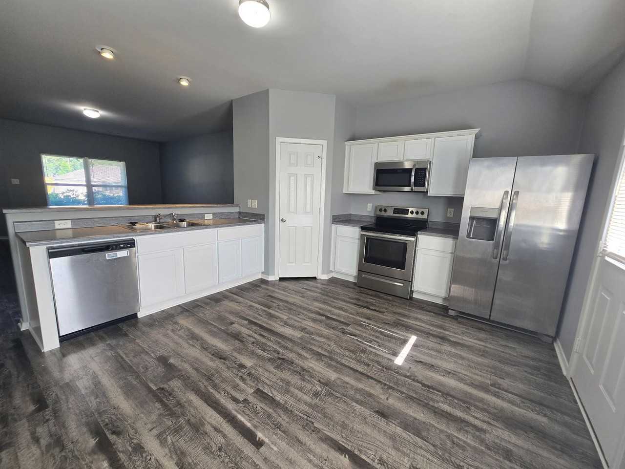2416 Kenneth Dr - Photo 3 of 14