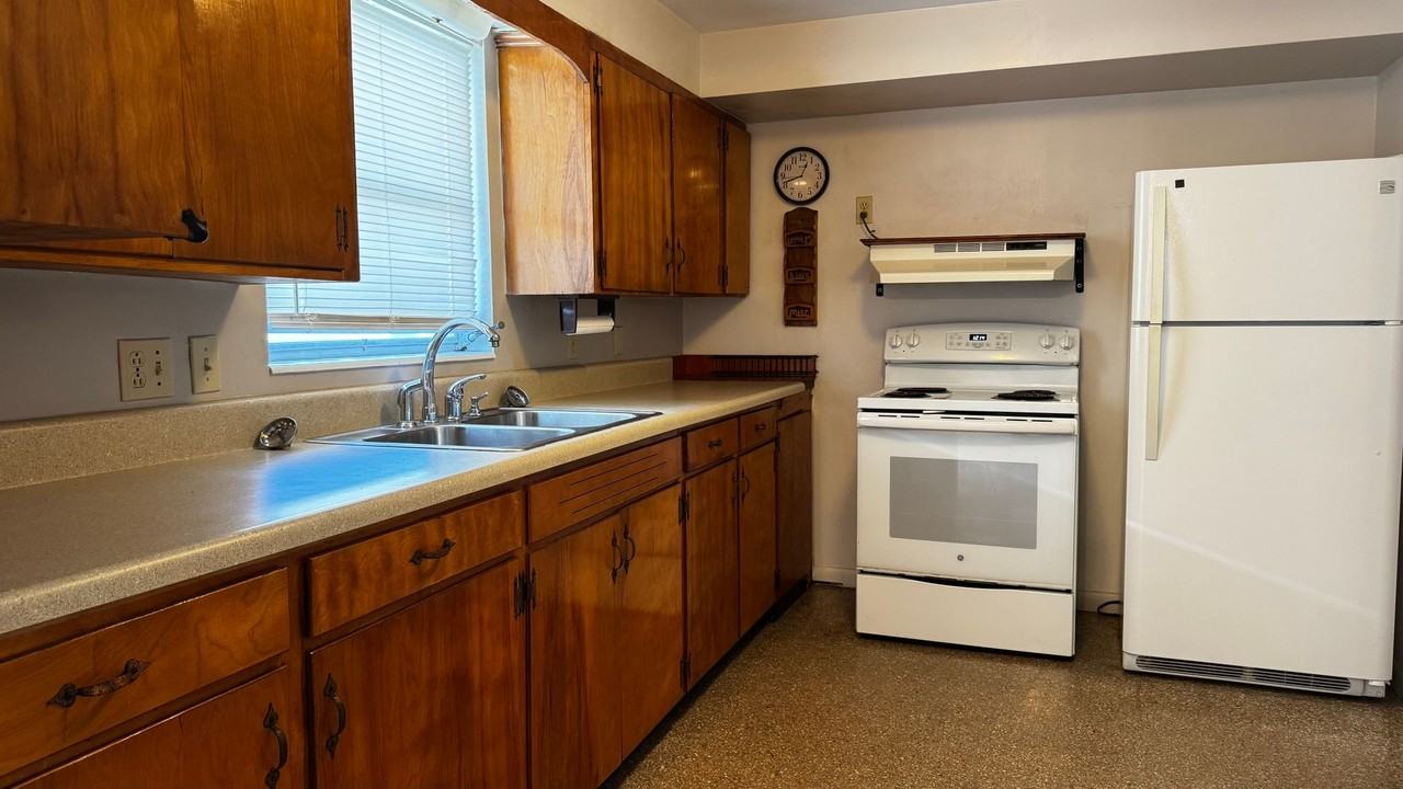 11947 Hale St - Photo 4 of 19