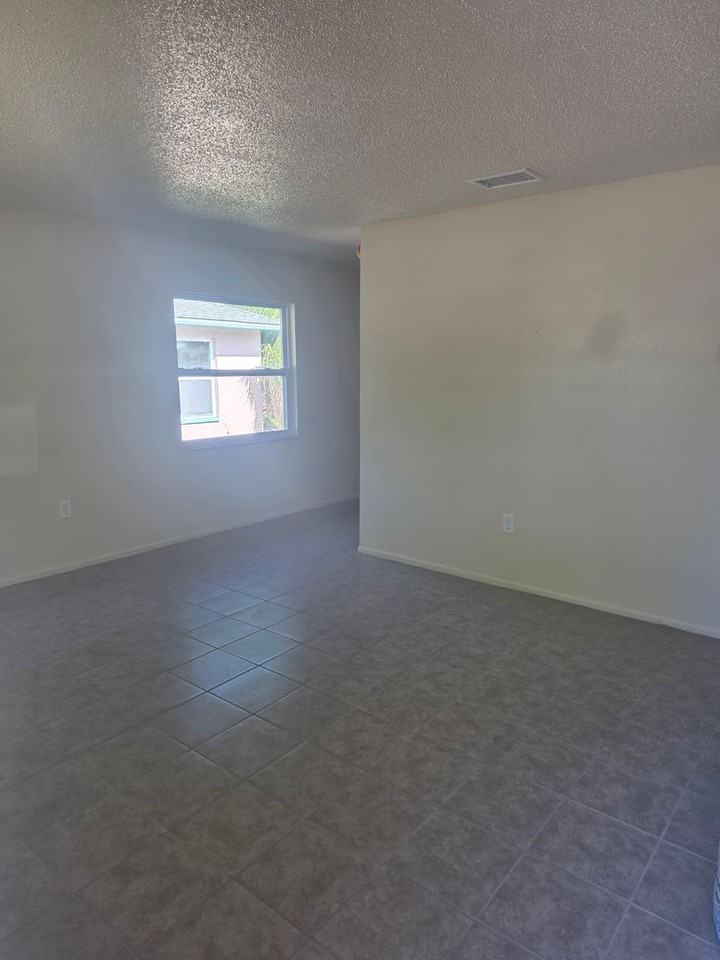811 56th Ave E - Photo 2 of 9