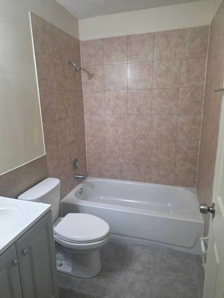 811 56th Ave E - Photo 5 of 9