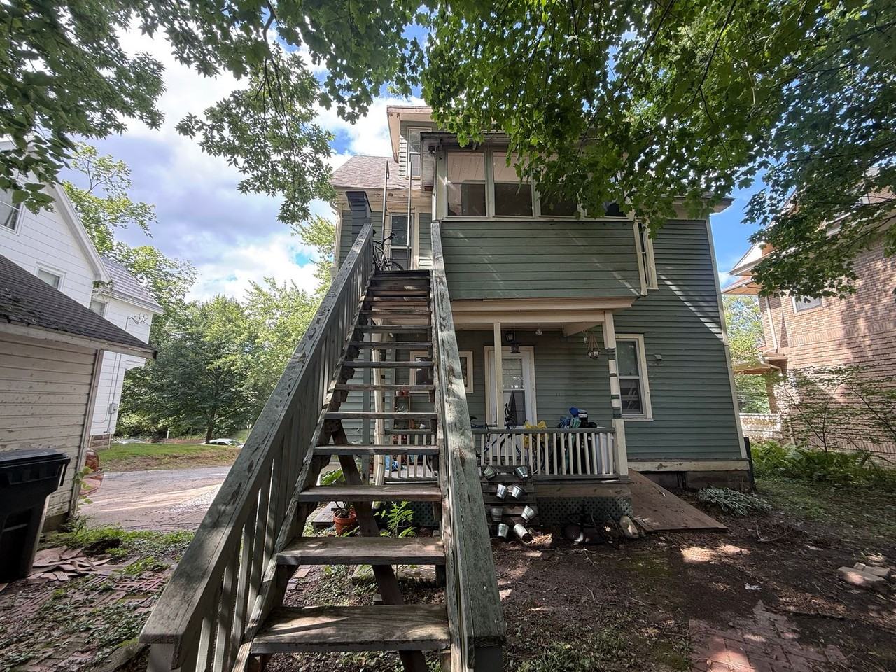 923 1/2 E Washington St - Photo 2 of 11