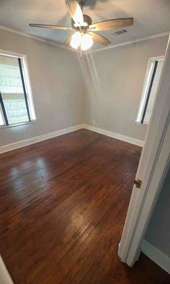 710 Green St - Photo 4 of 7