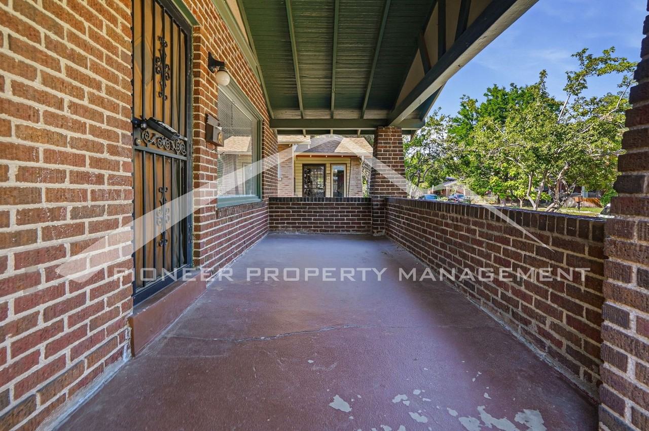 427 S Washington St - Photo 3 of 30