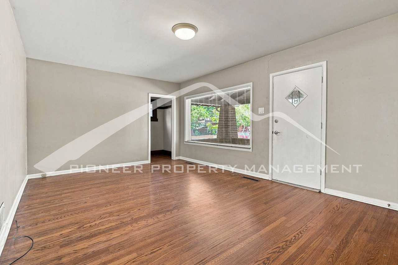 427 S Washington St - Photo 5 of 30