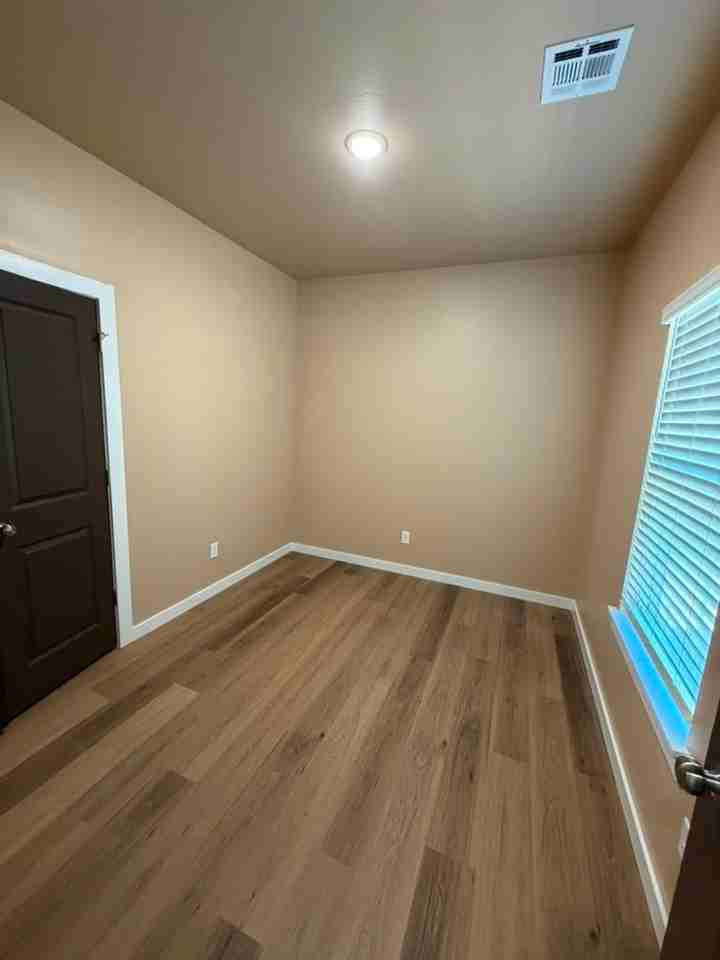 2504 Sw H Ave - Photo 2 of 10