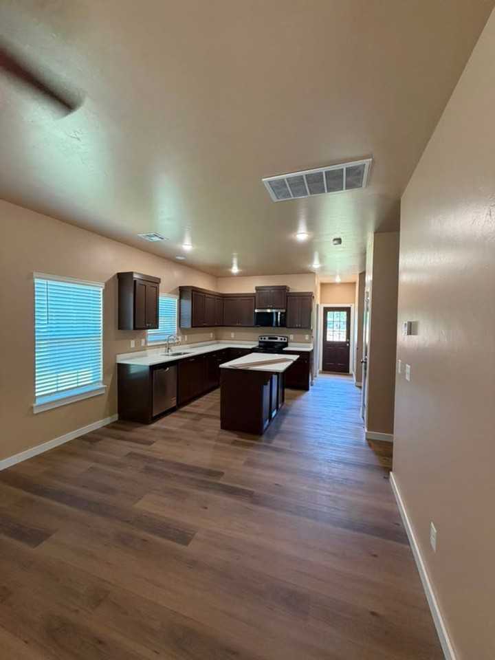 2504 Sw H Ave - Photo 5 of 10