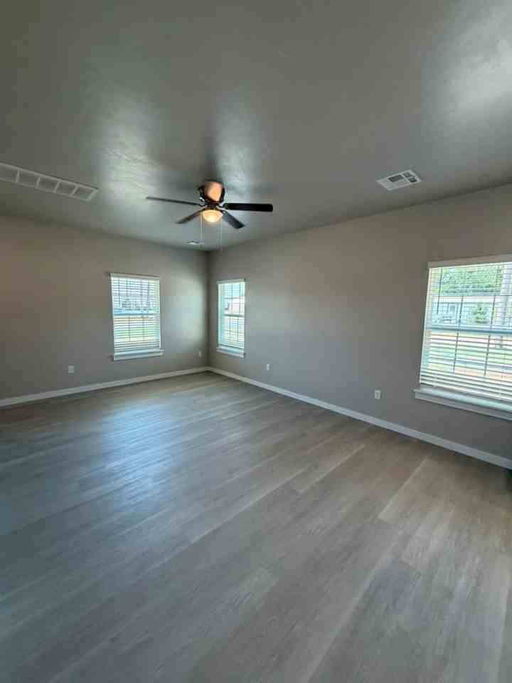 2504 Sw H Ave - Photo 7 of 10
