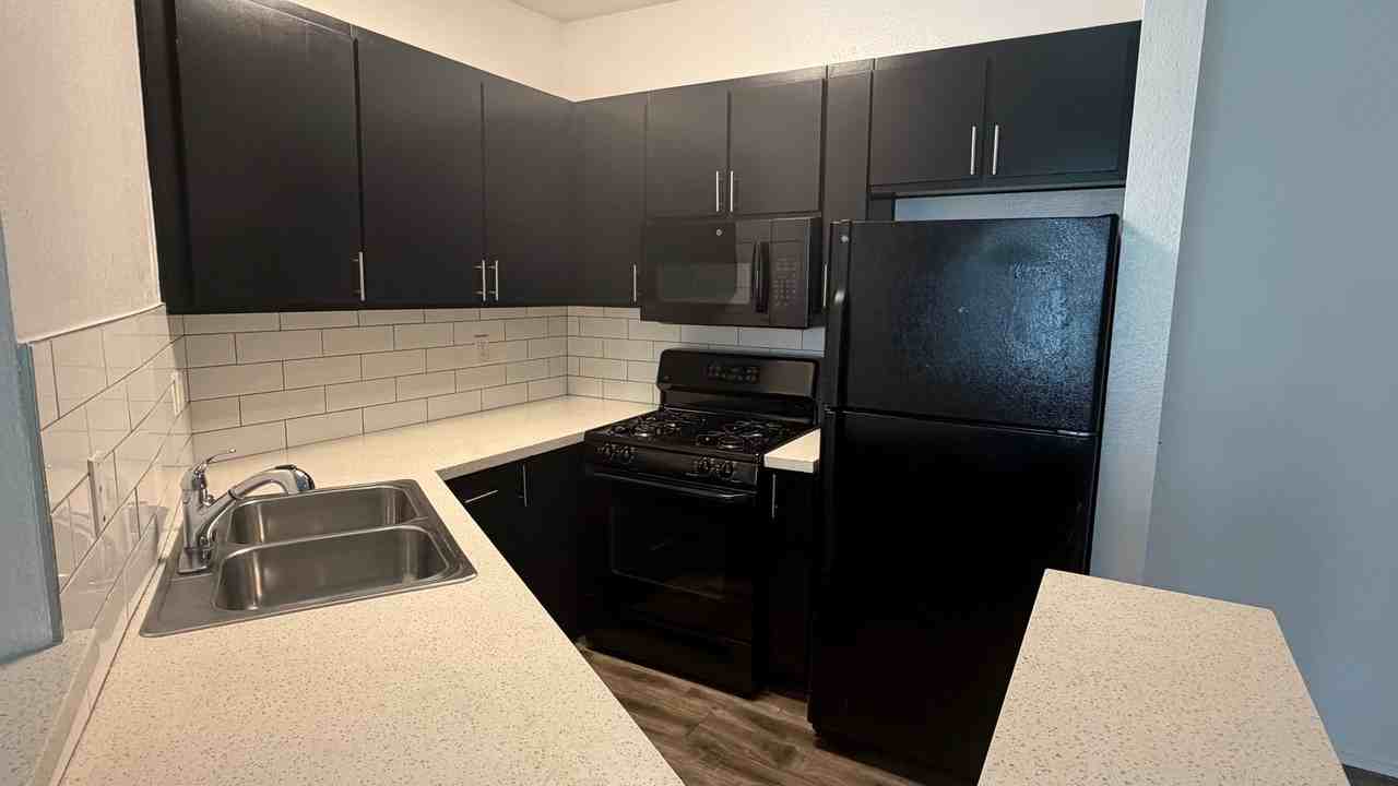 1443 N. Fuller Avenue - Photo 6 of 36