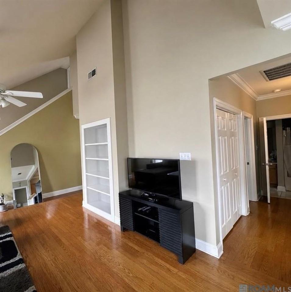 4625 Burbank Dr - Photo 7 of 15