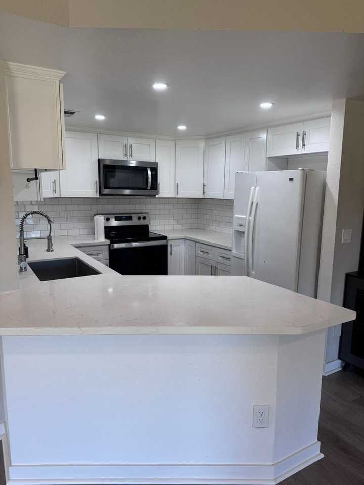 5402 Villas Dr - Photo 4 of 35