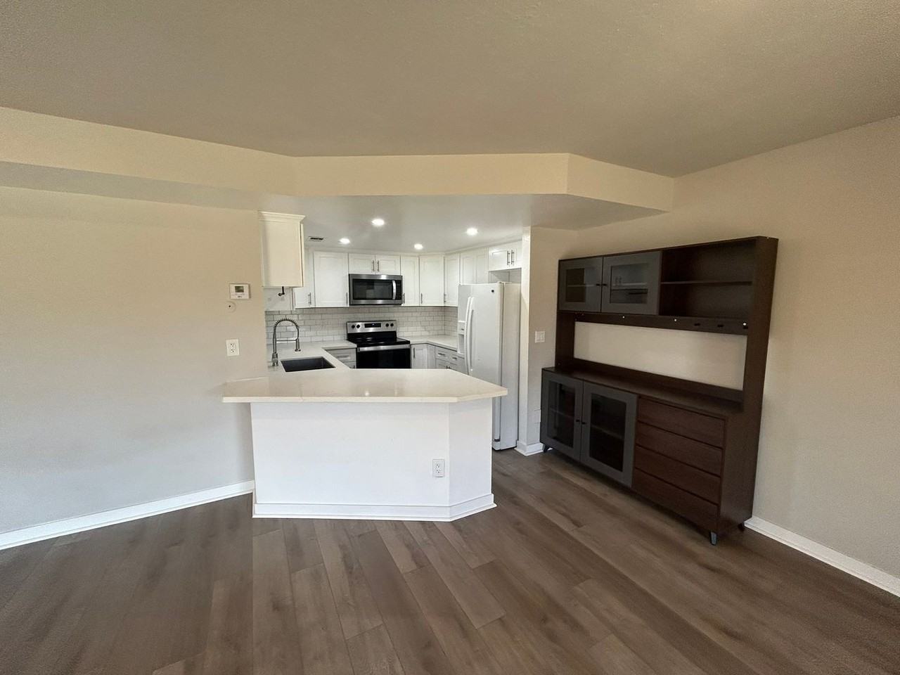 5402 Villas Dr - Photo 5 of 35