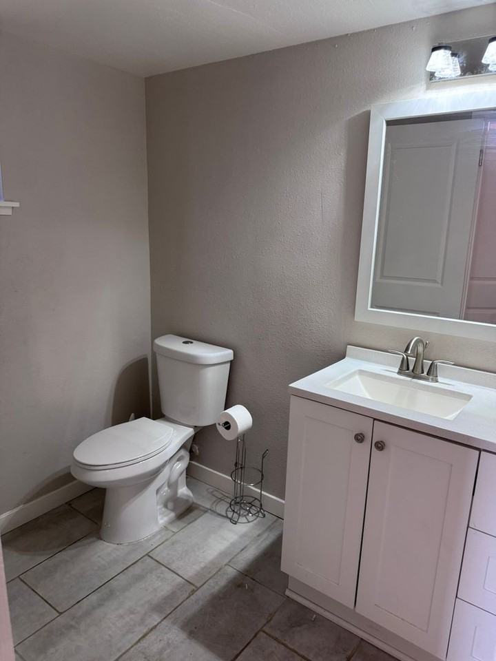 5402 Villas Dr - Photo 6 of 35