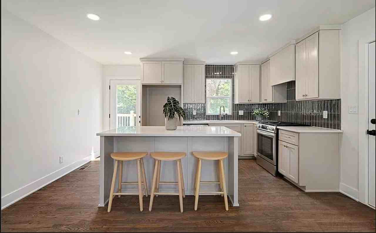 6111 W 58th St - Photo 4 of 18