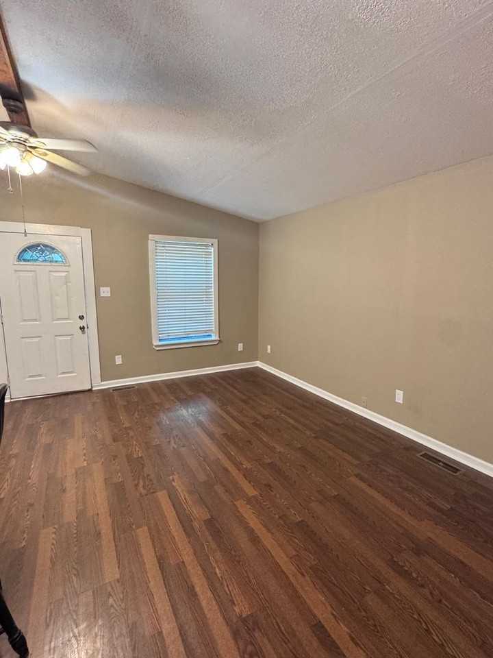 410 Ne 3rd St - Photo 5 of 14
