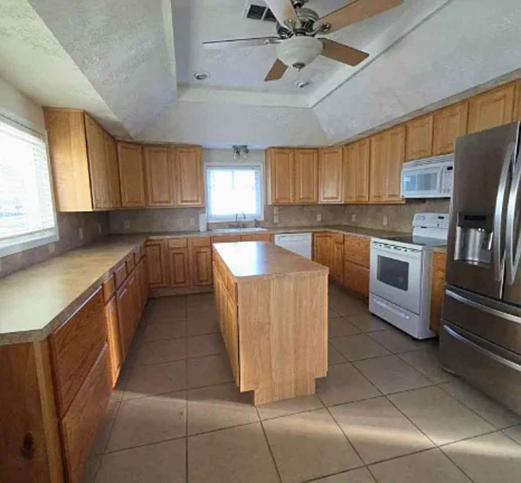 320 Bell Ave - Photo 4 of 11