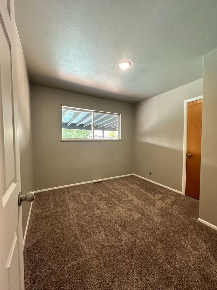 709 Schons Pl - Photo 6 of 25
