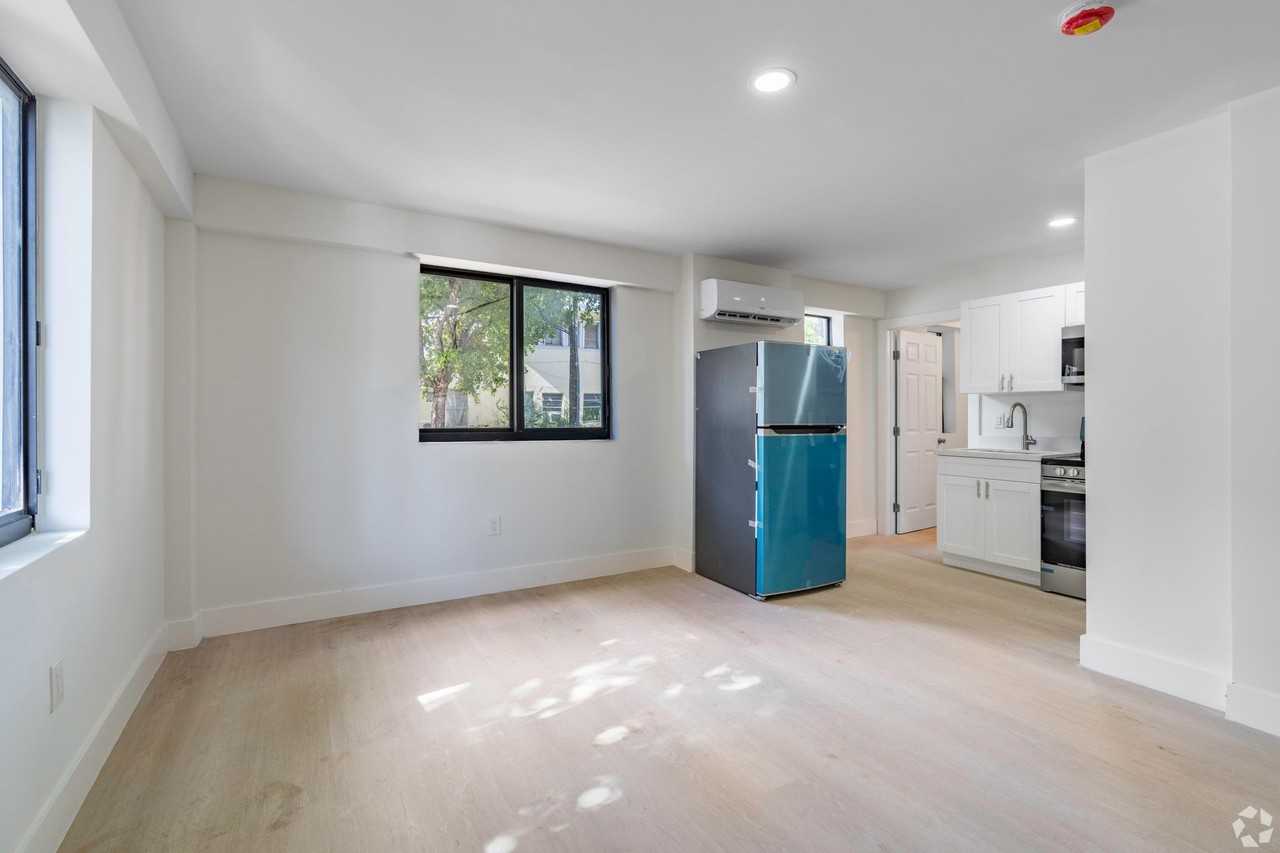340 Sw 5th Ave Apt 04-104 #104 - Photo 2 of 9