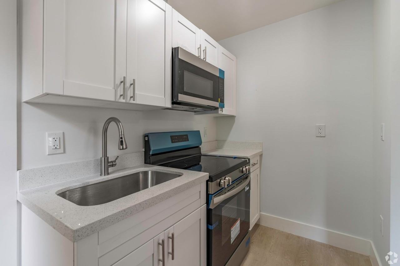 340 Sw 5th Ave Apt 04-104 #104 - Photo 5 of 9