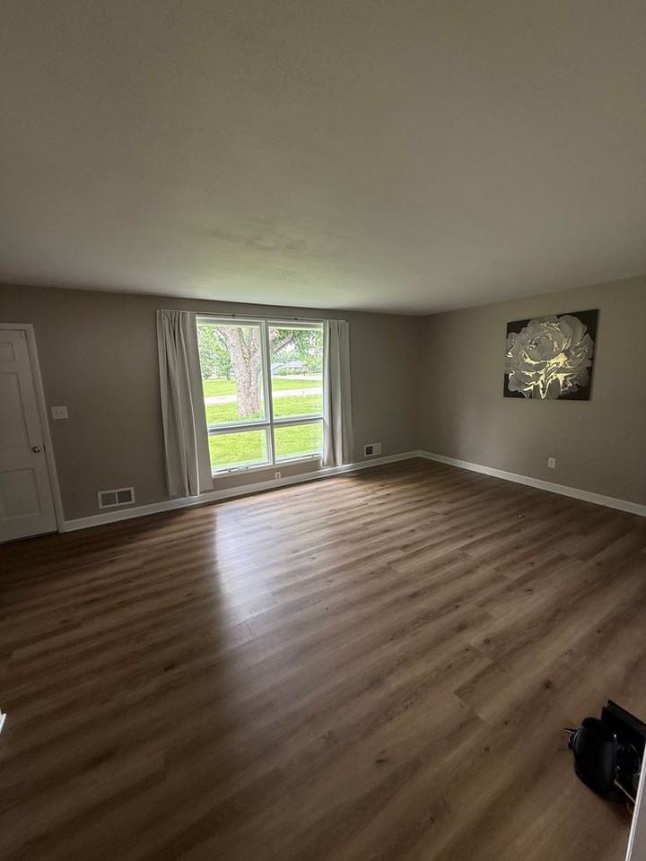1202 Nahm Dr - Photo 2 of 12