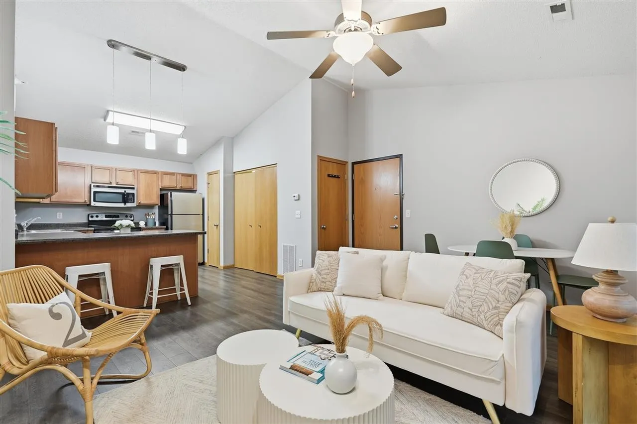 880 Rachael St - Photo 4 of 22