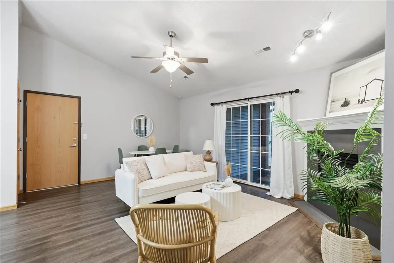 880 Rachael St - Photo 6 of 22