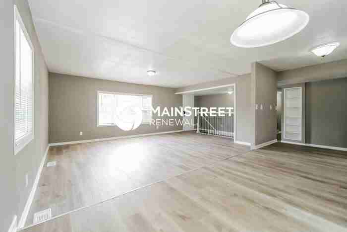 300 E 164th Ter - Photo 3 of 17