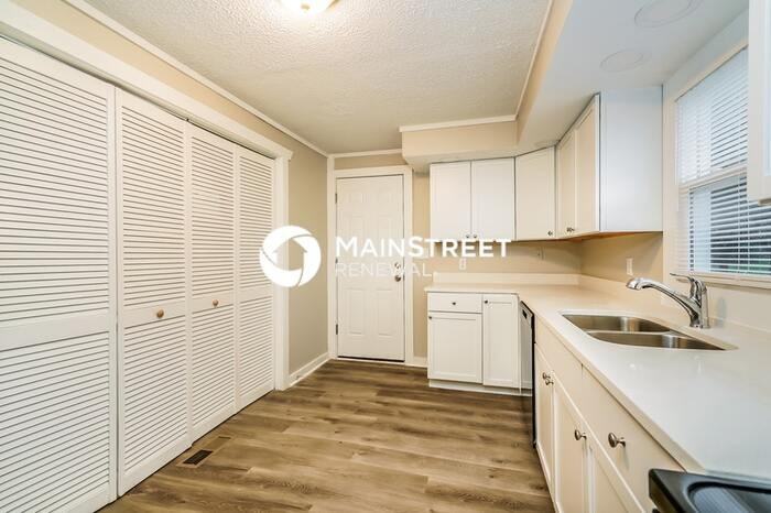 639 S Harriet St - Photo 3 of 16