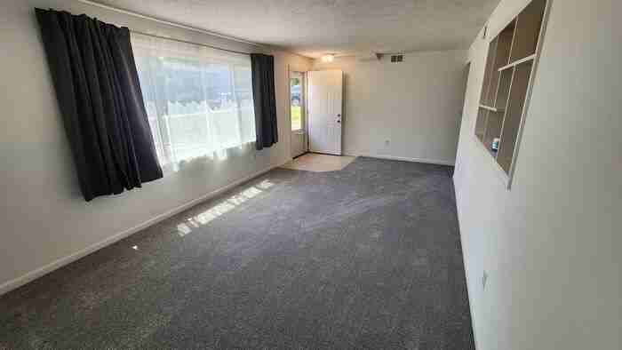4810 Orchard Ave - Photo 5 of 15