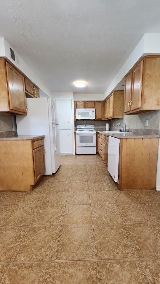 4810 Orchard Ave - Photo 6 of 15