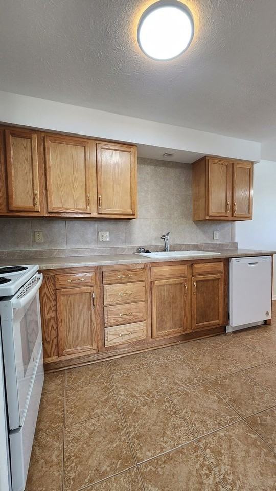 4810 Orchard Ave - Photo 7 of 15