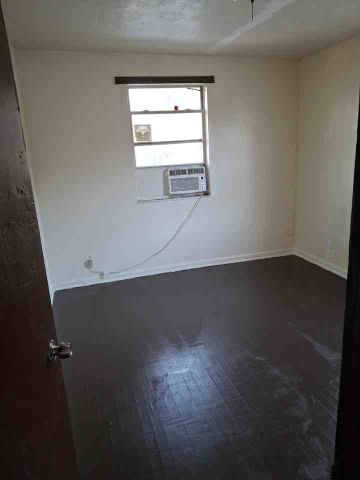 1844 W 14th St #3 - Photo 3 of 8