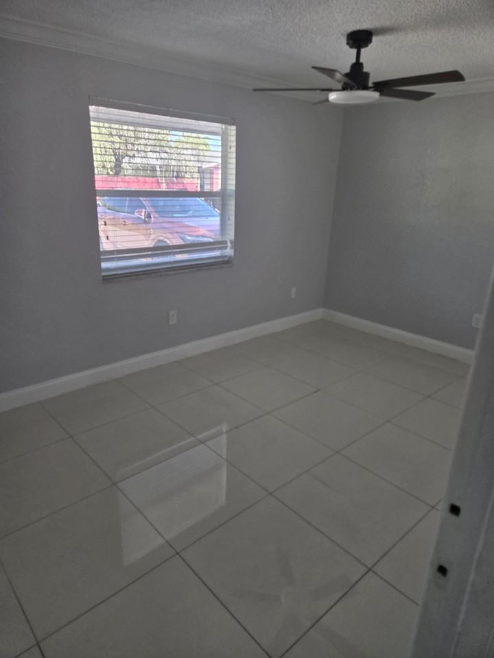 3670 Sw 60th Ter #2 - Photo 4 of 8