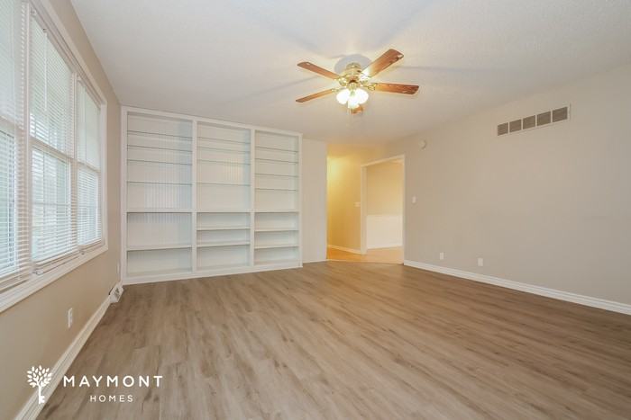 404 E 11th St - Photo 5 of 11