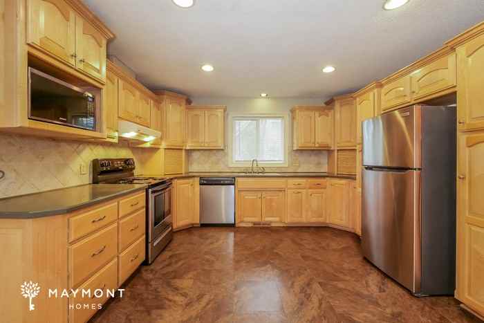 404 E 11th St - Photo 6 of 11