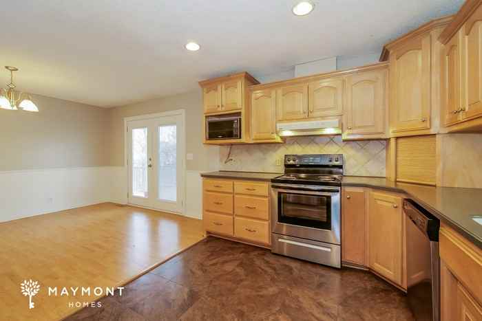 404 E 11th St - Photo 7 of 11